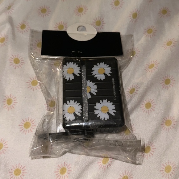 Dolls kill daisy AirPods case - Picture 5 of 6